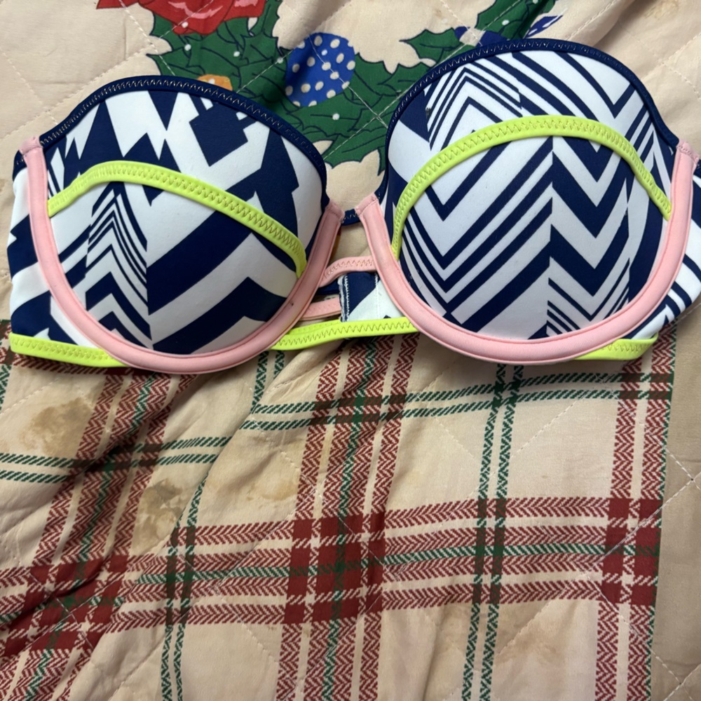 Bundle 3 for $25. Victoria's Secret Strapless Convertible Chevron Bra. Size 34B.